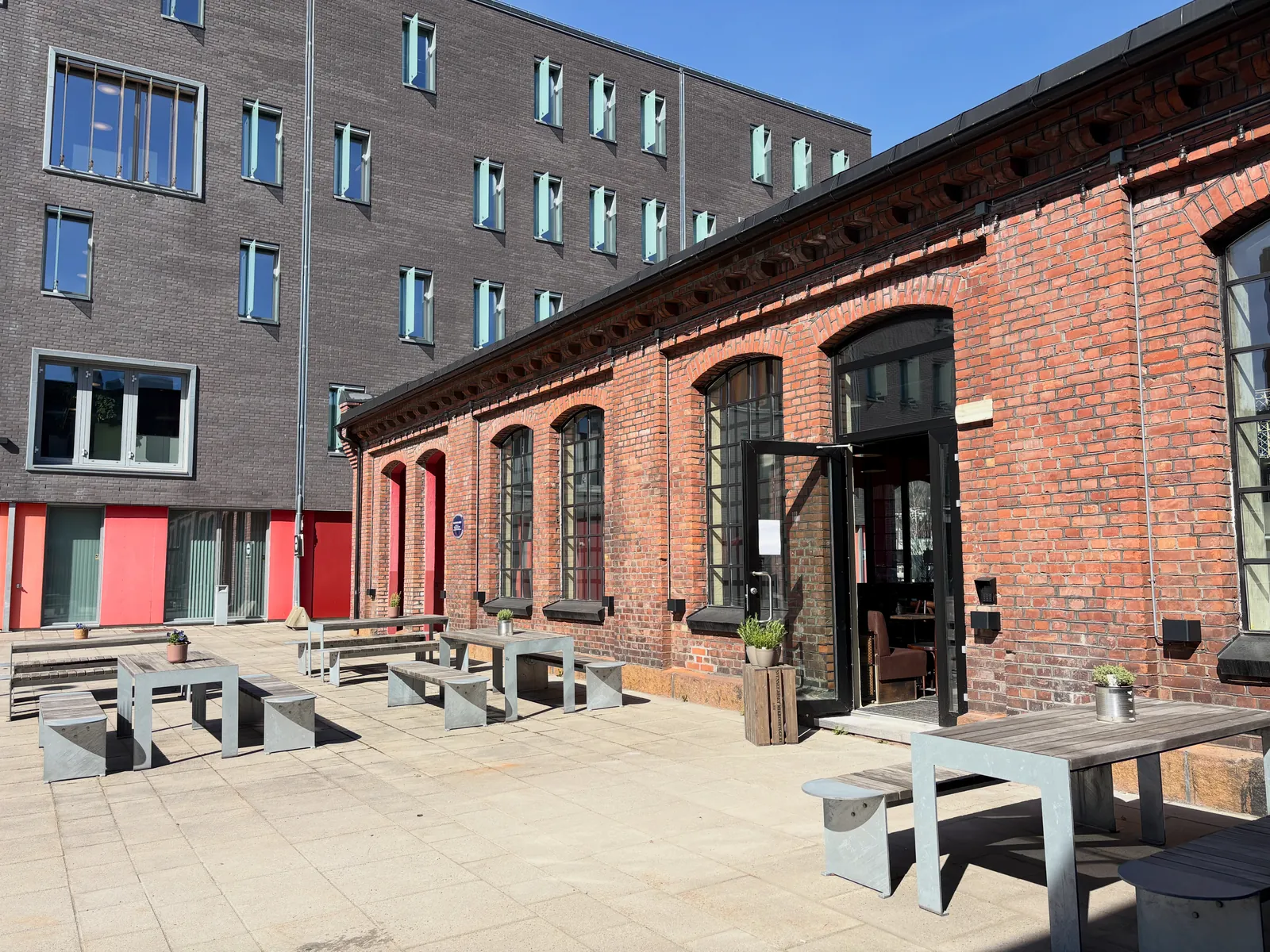 Uteservering mot teglvegg