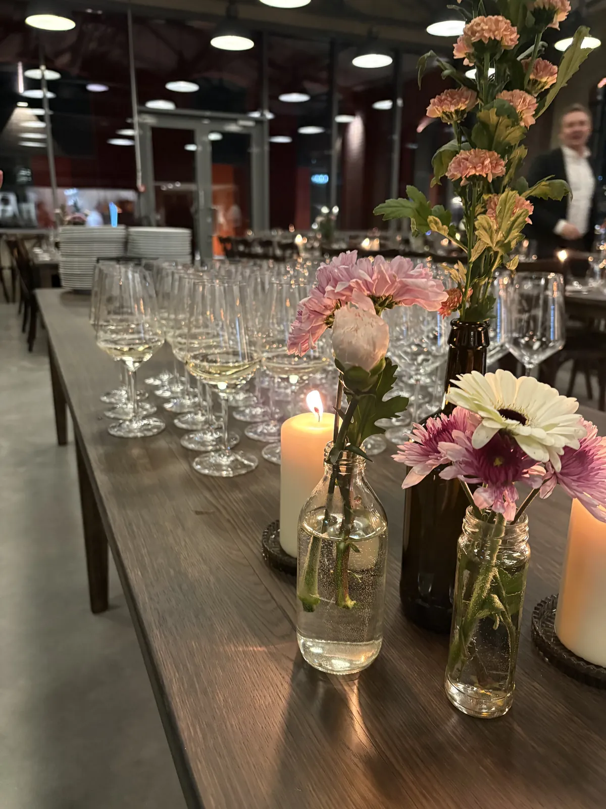 Blomster og glass på langbord