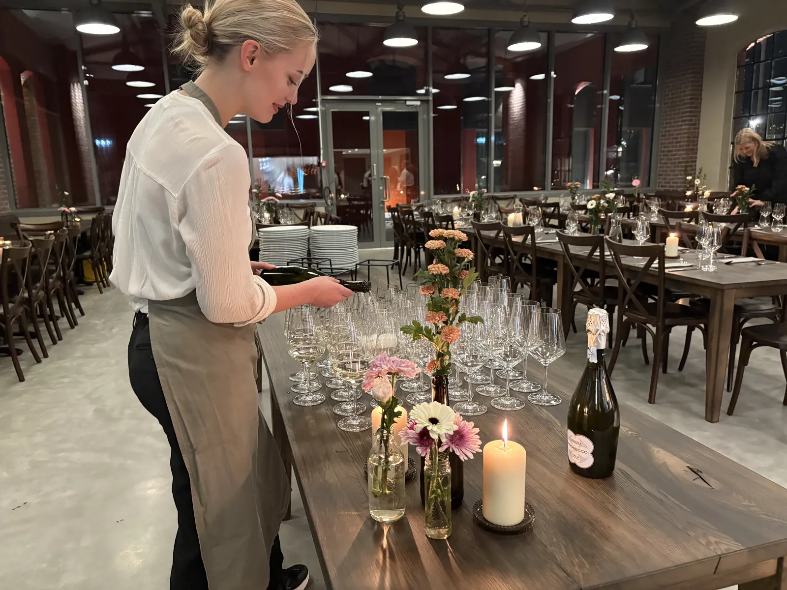 Servitør gjør klar glassene