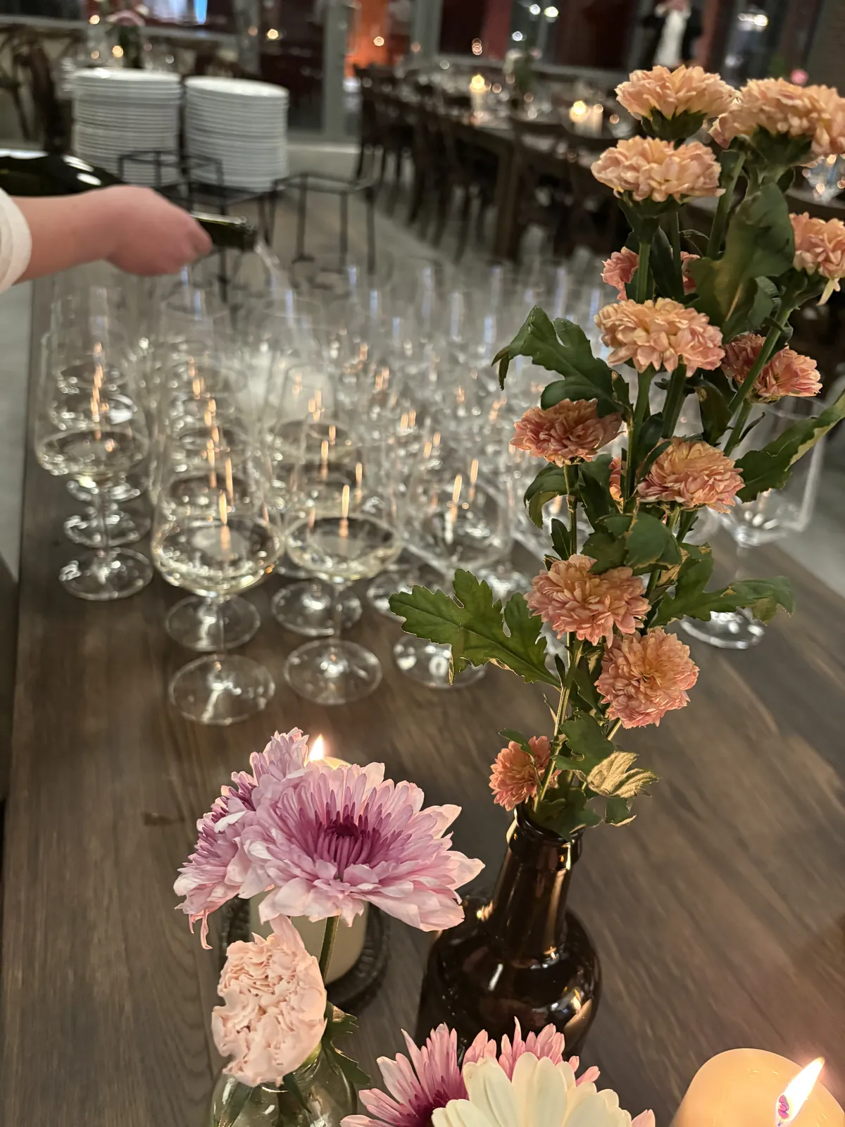 Høstblomster foran glassrekke