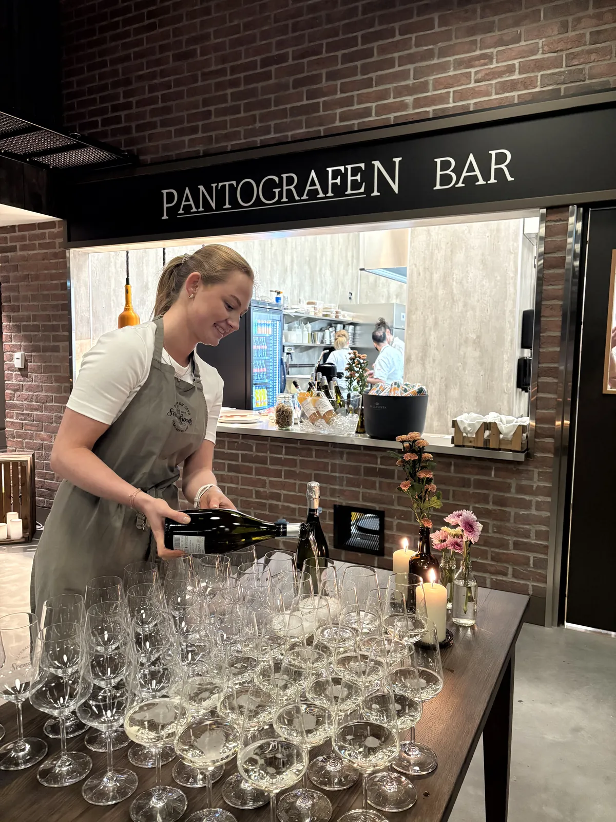 Bartender foran bardisken
