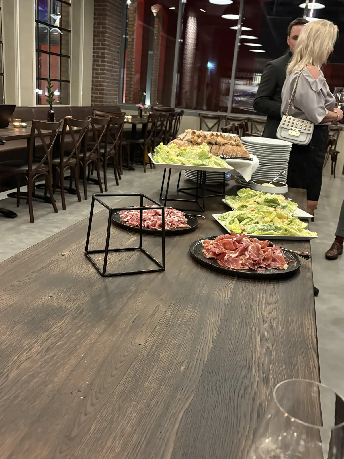 Koldtbord med kjøtt og salat
