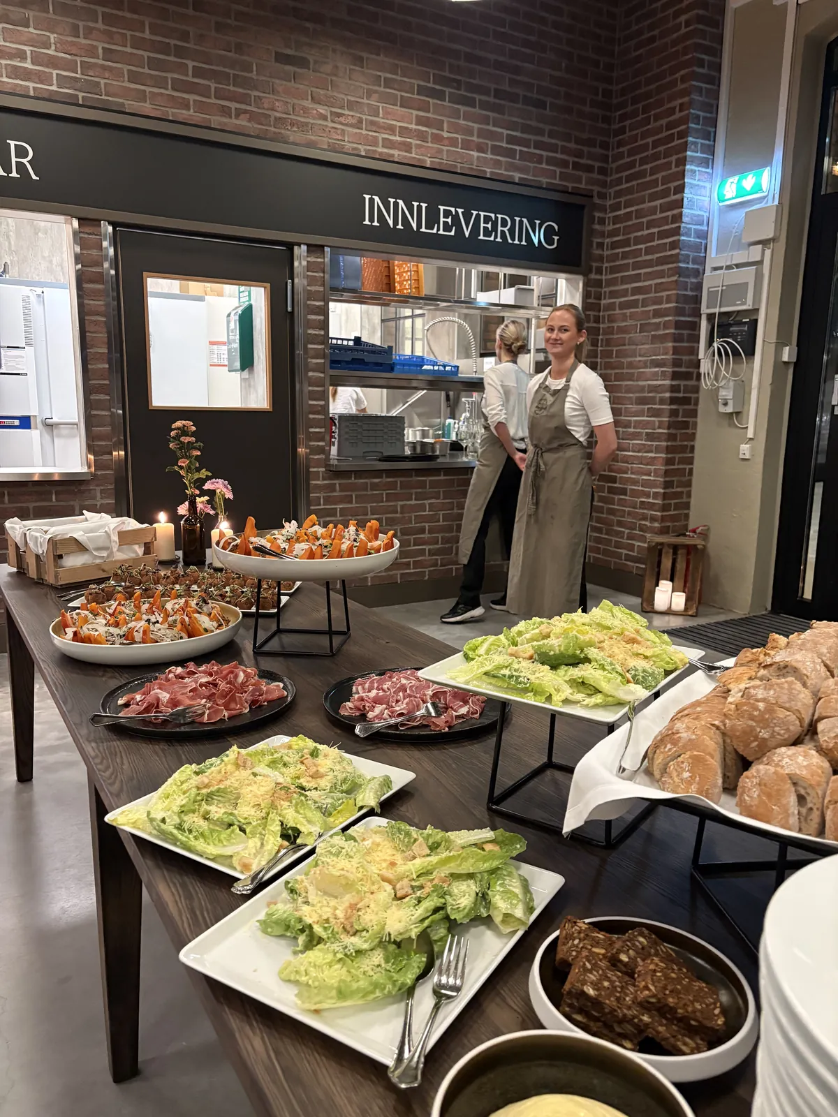 Ansatt ved dekket buffetbord