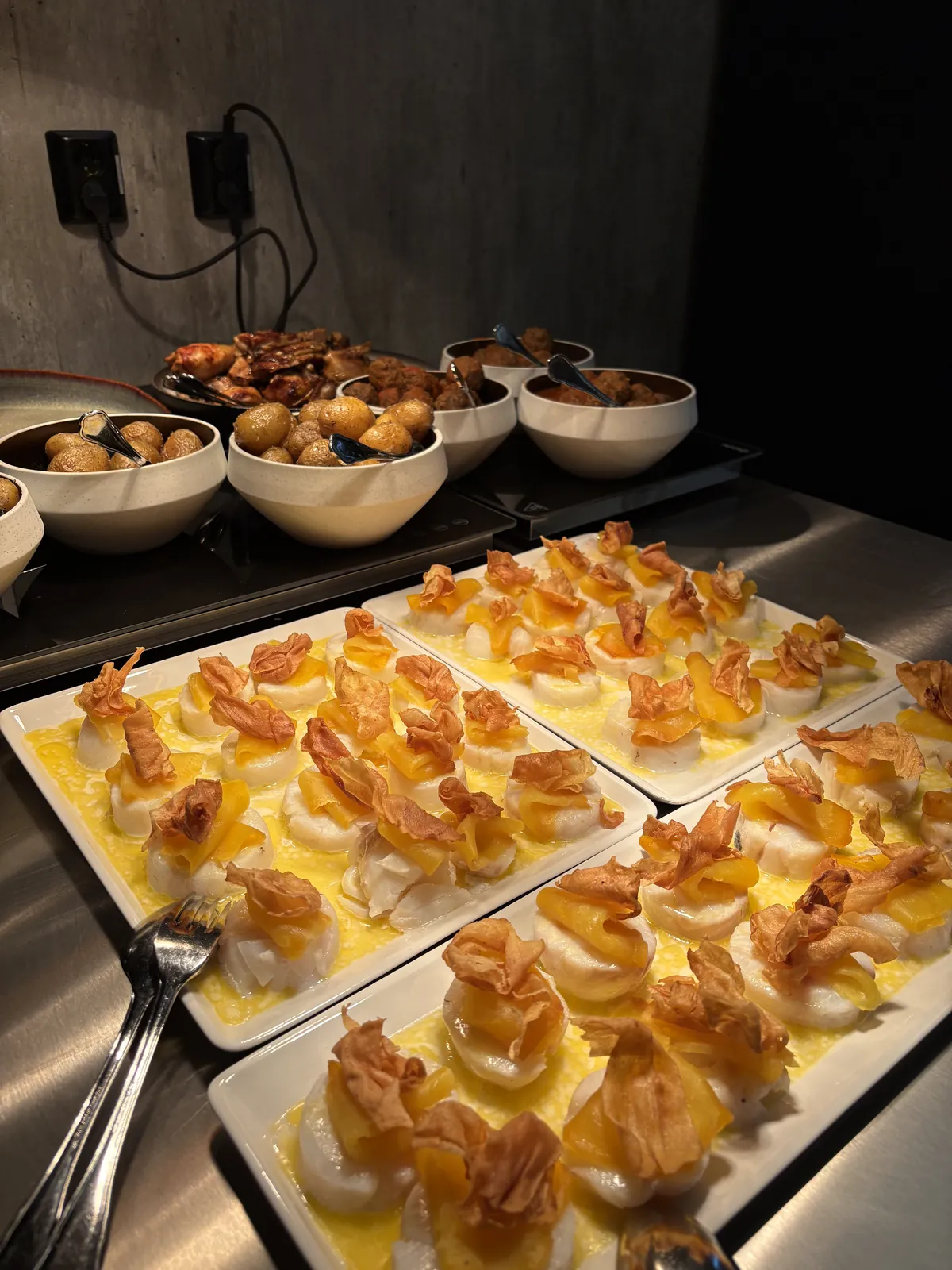 Plukkfisk og reker på fat
