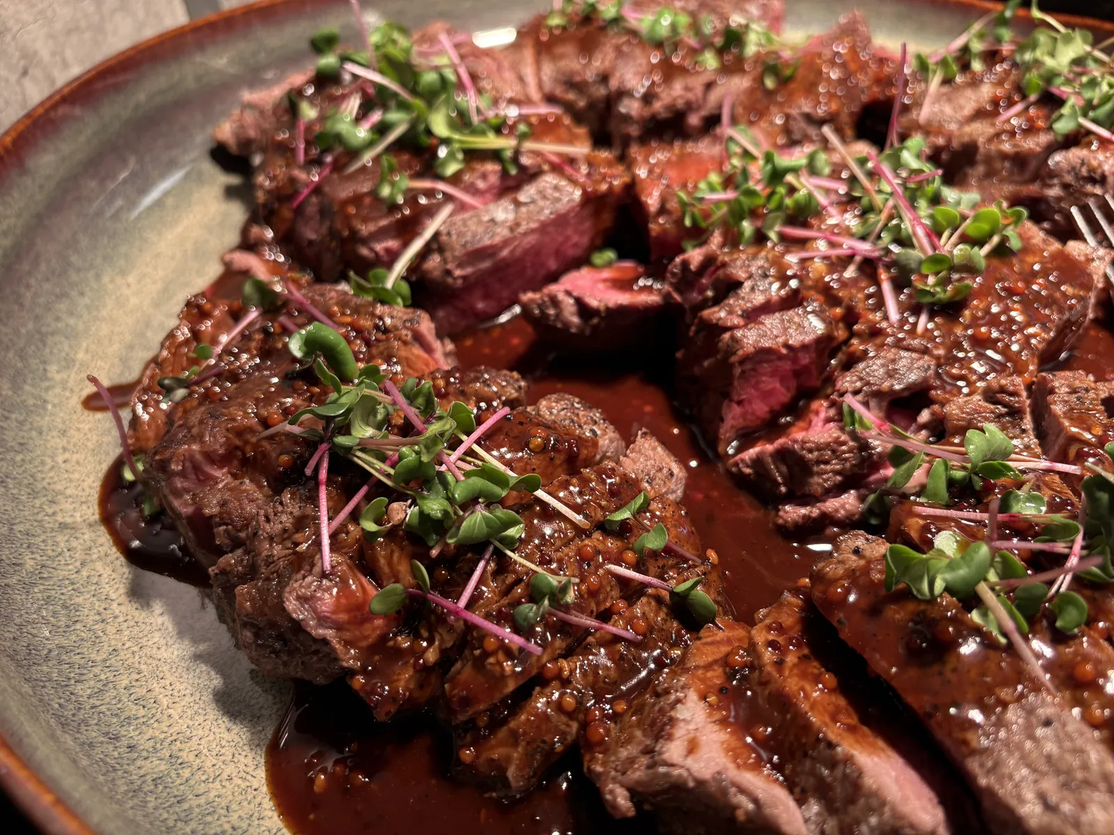 Skiver av rosa biff med saus