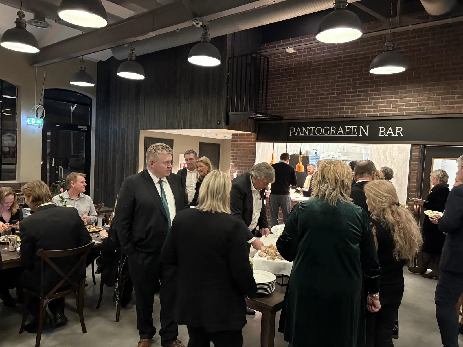 Selskap foran Pantografen Bar