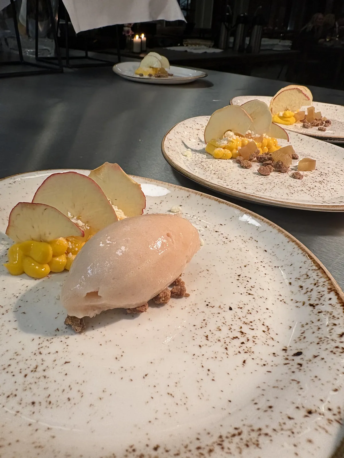 Dessert med iskrem og eple