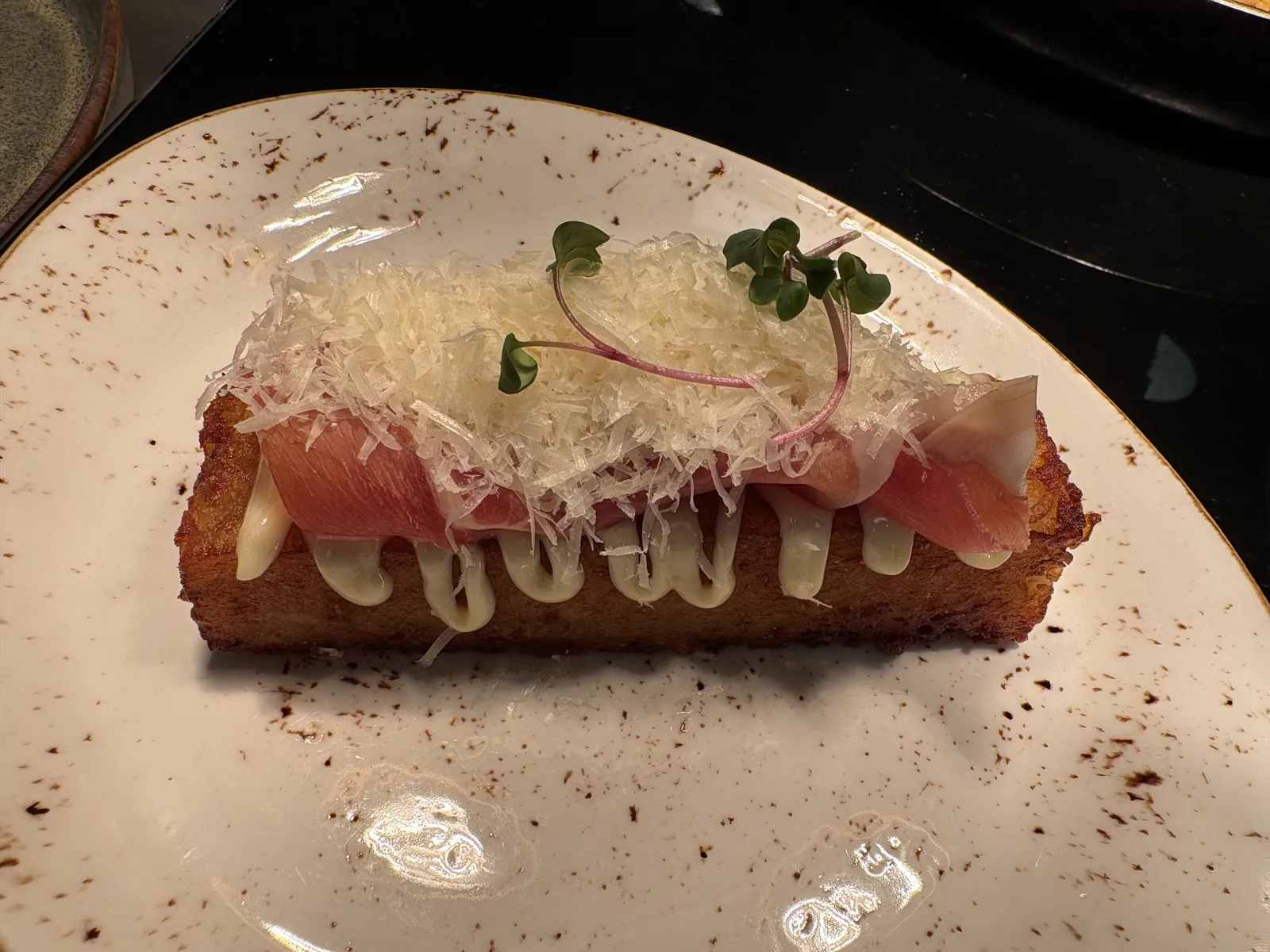 Spekemat på ristet brød