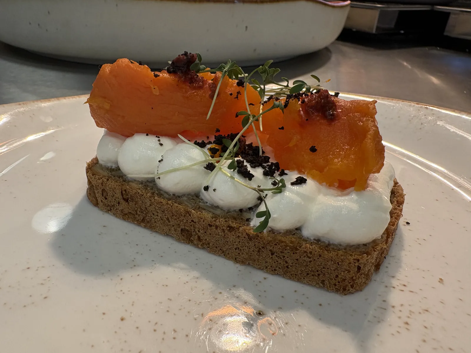 Gulrot og kremost på rugbrød