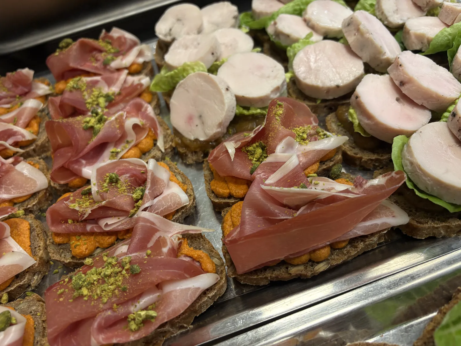Smørbrød med skinke og mozzarella