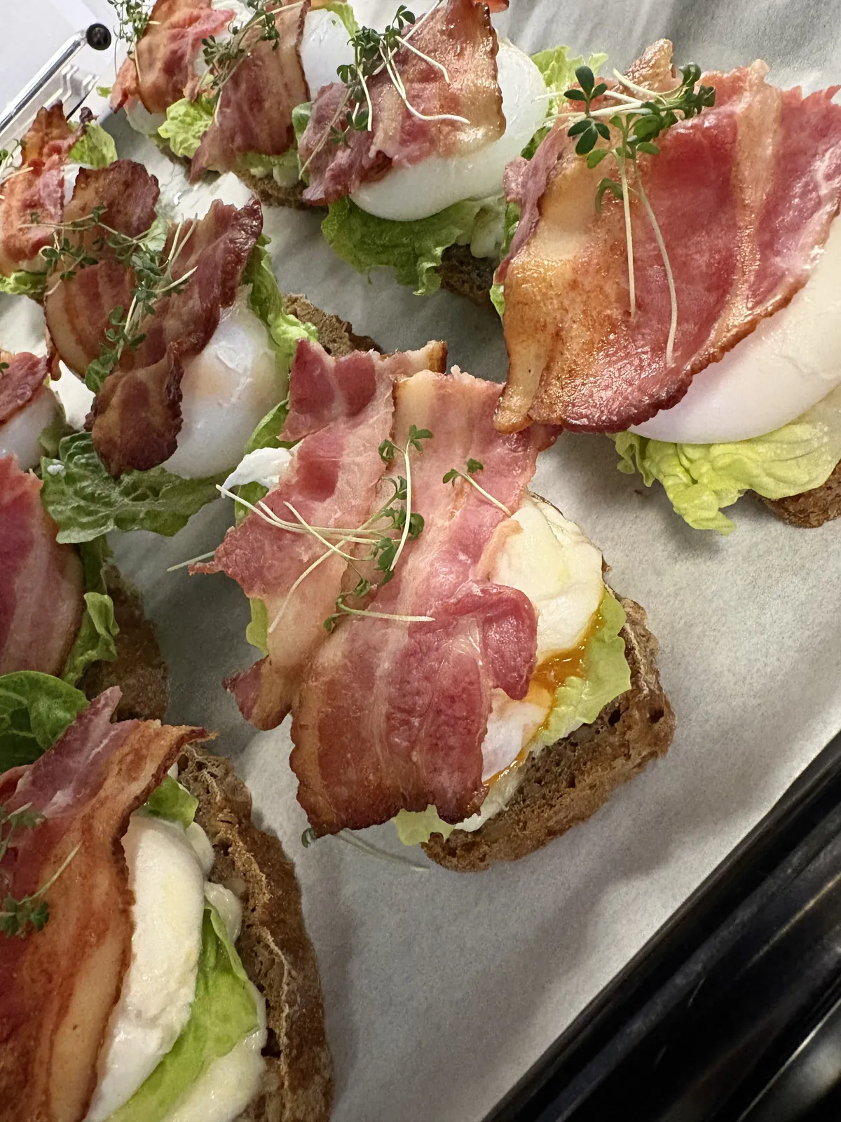 Egg og bacon på brød