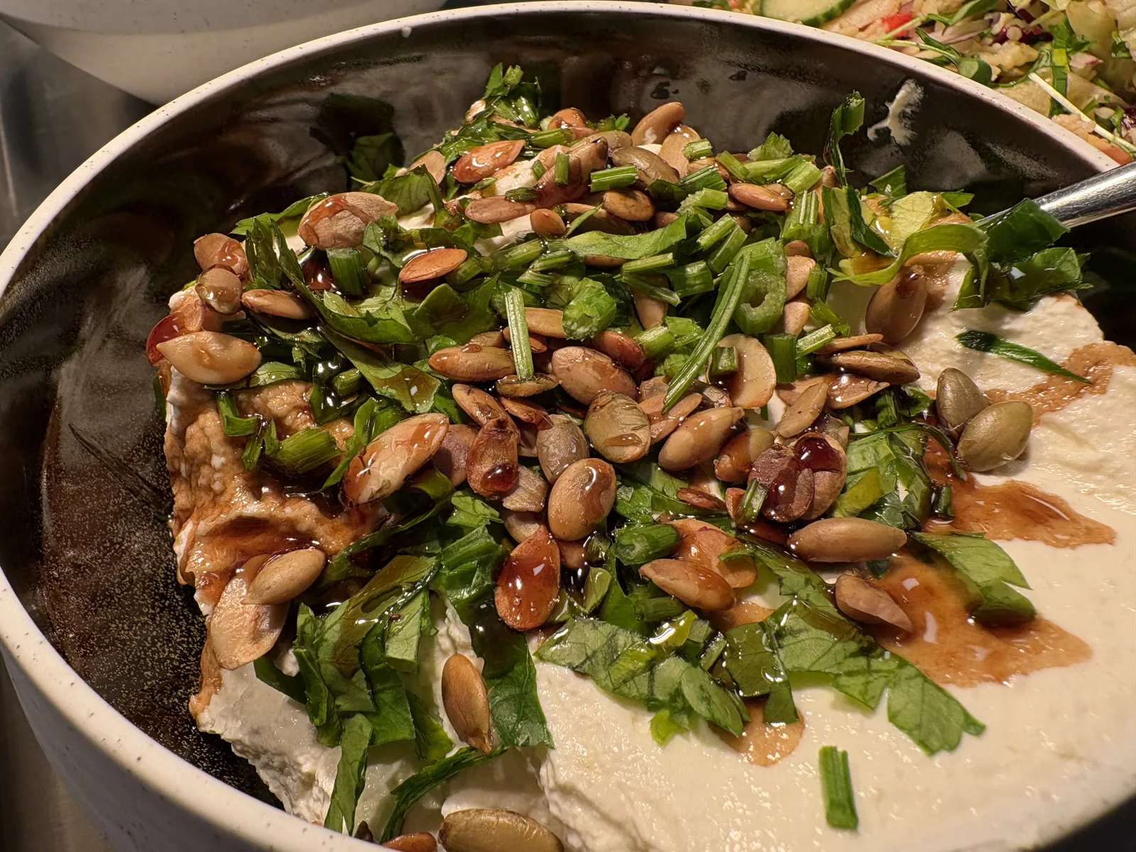Hummus med frø og urter