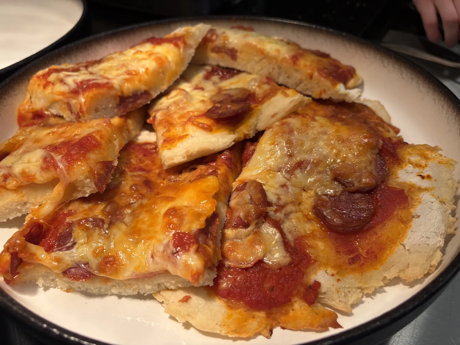 Pizzaskiver på rundt fat