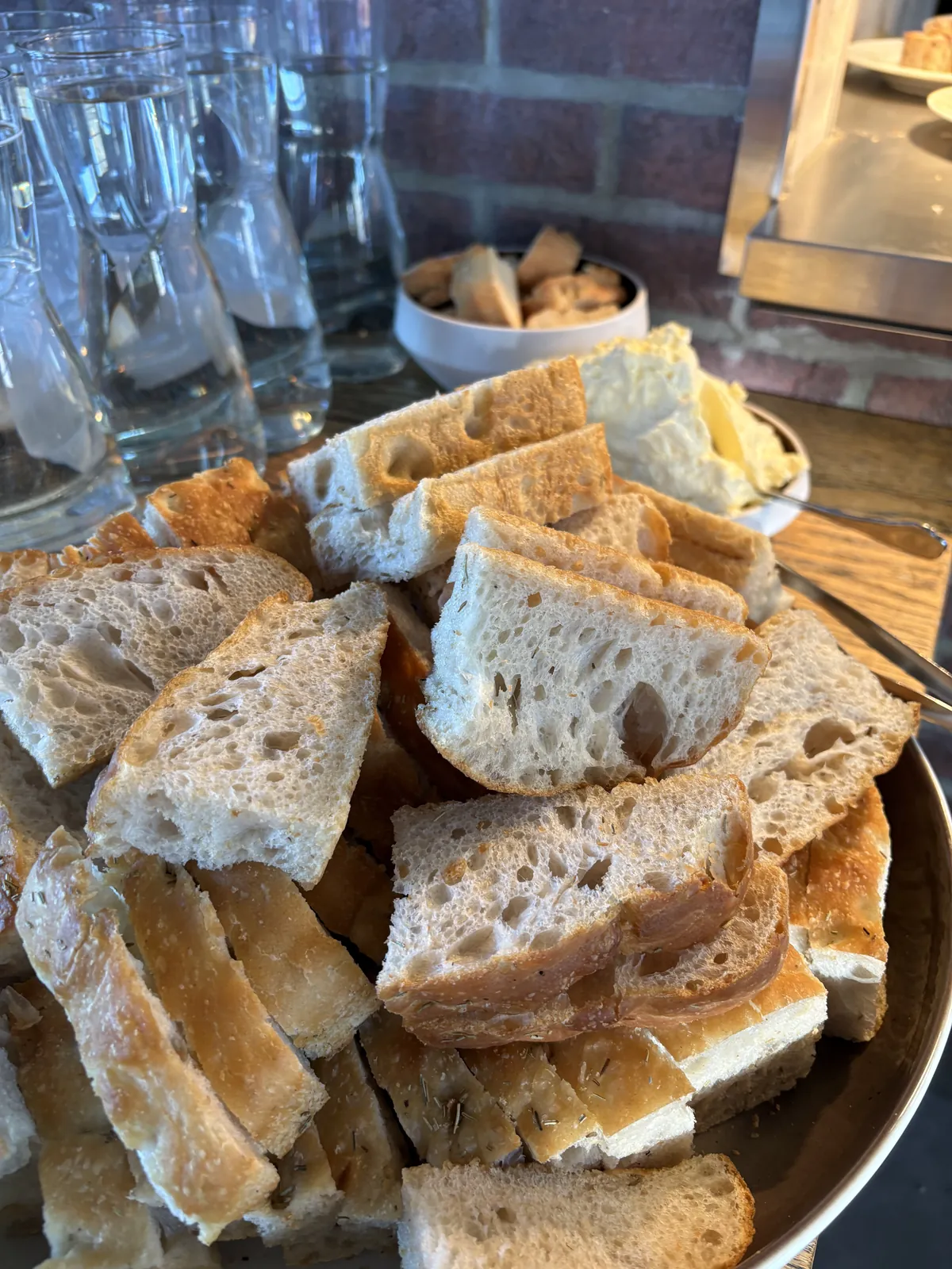 Brødskiver på fat
