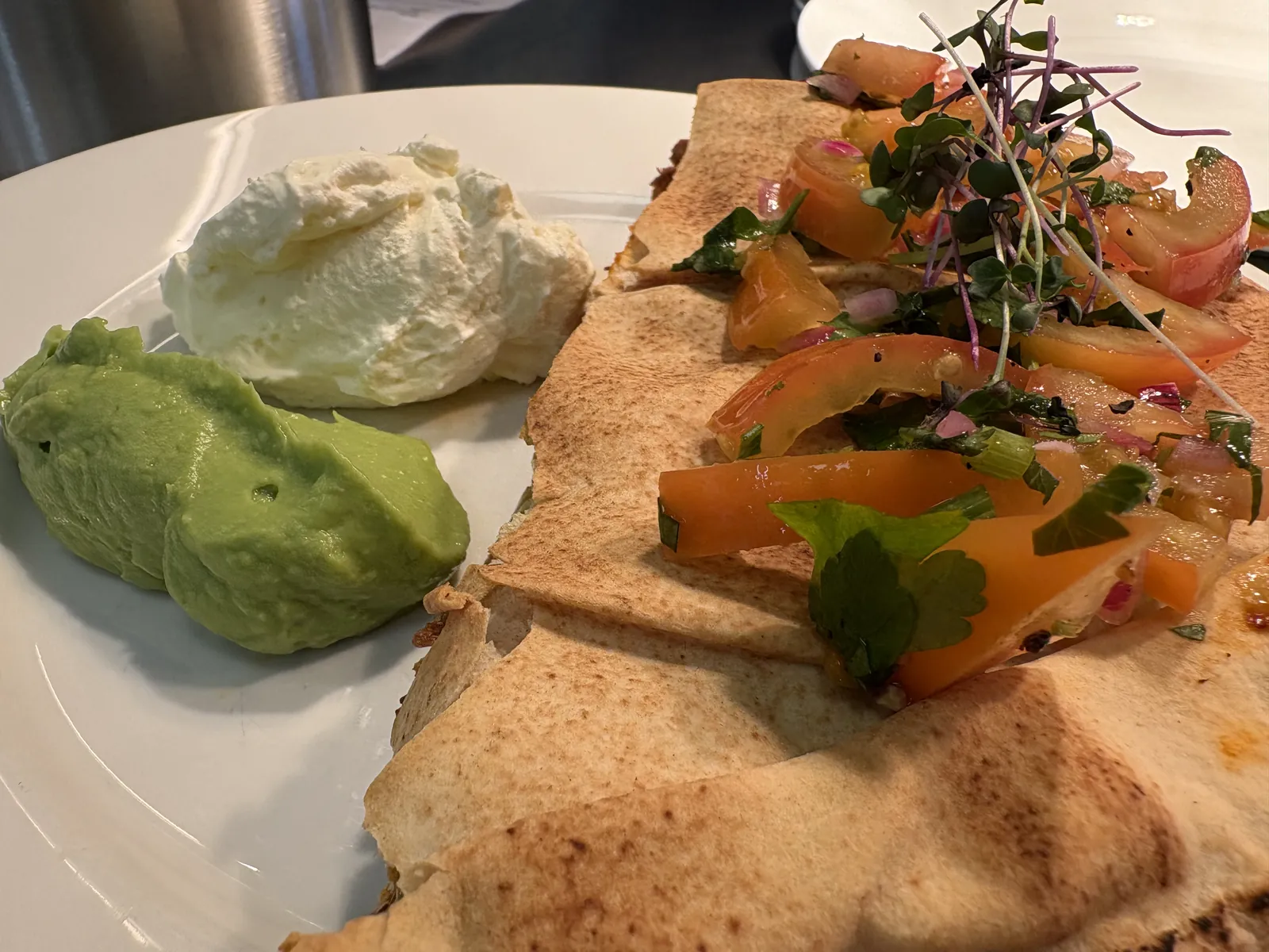 Laks på flatbrød med avokado