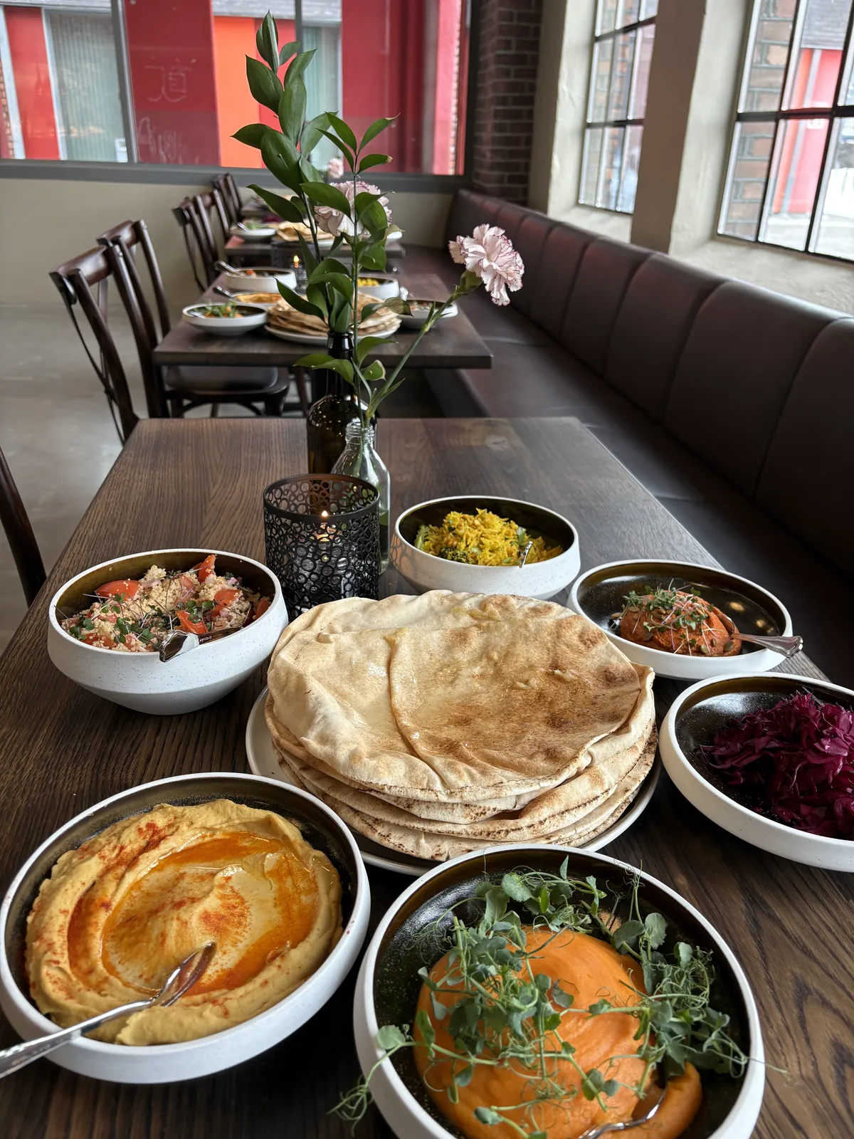 Langbord med mezze og flatbrød