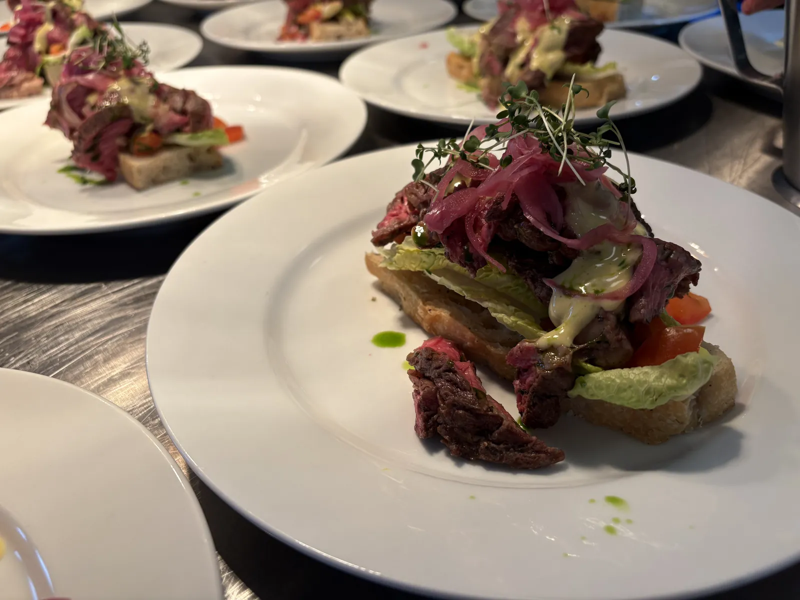 Kjøttsmørbrød med syltet løk