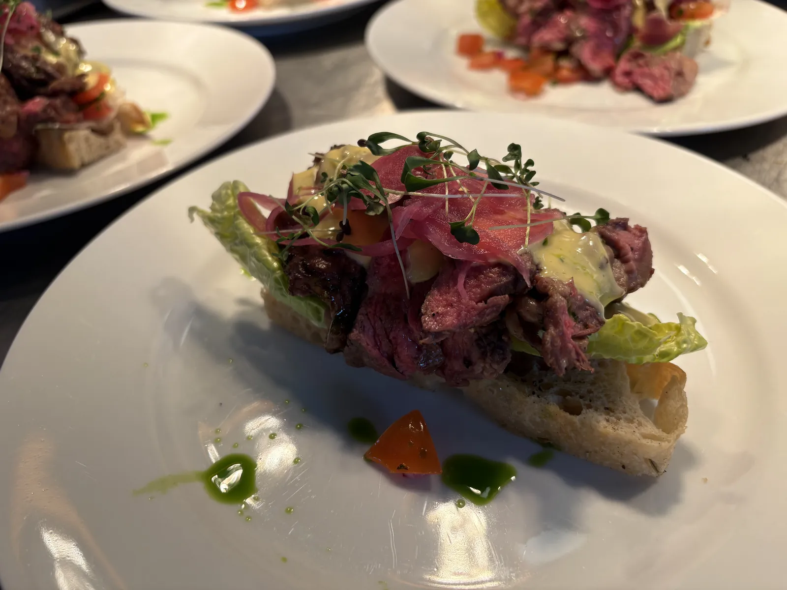 Smørbrød med biff og urter