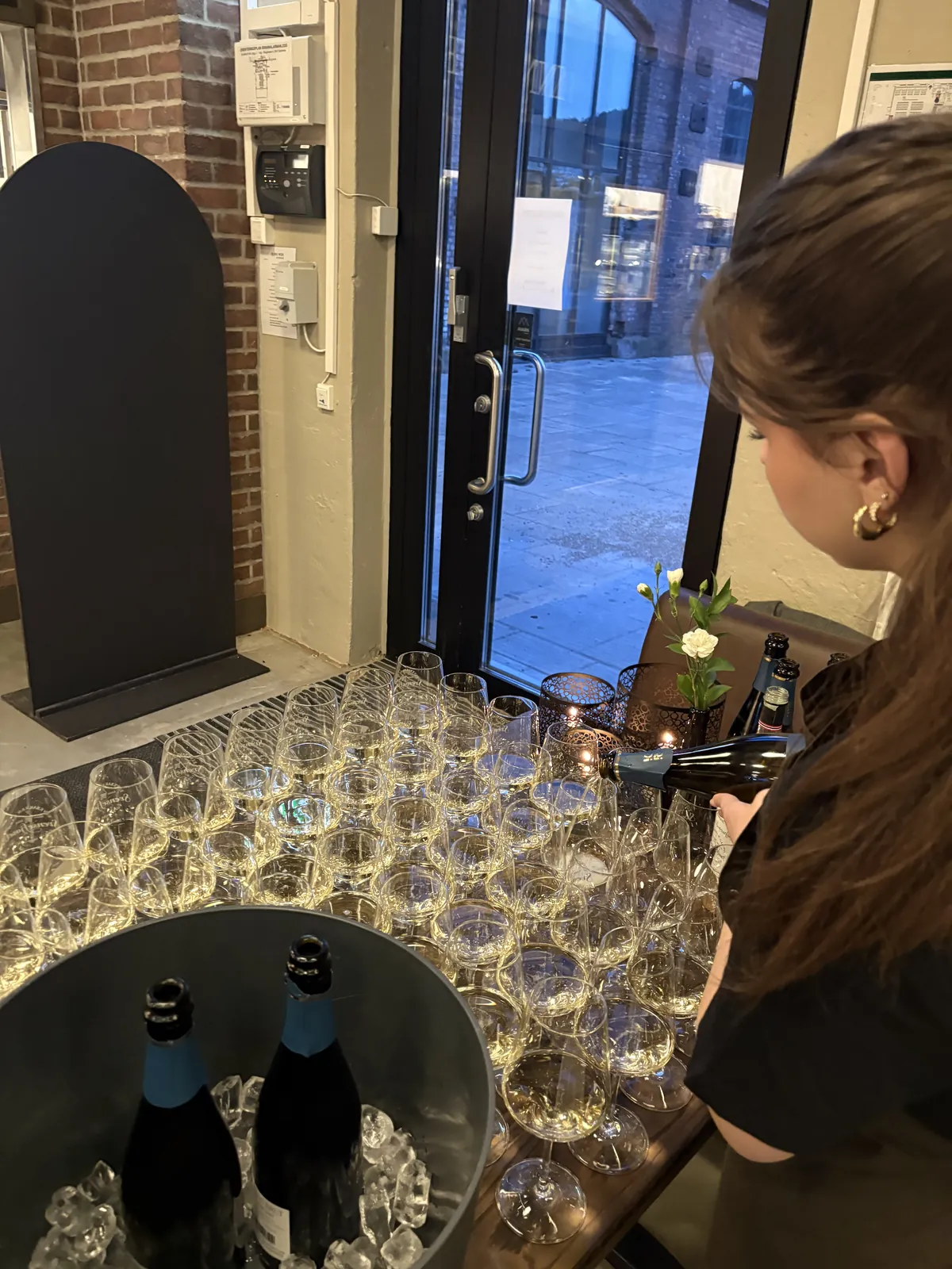 Servitrise fyller opp glass