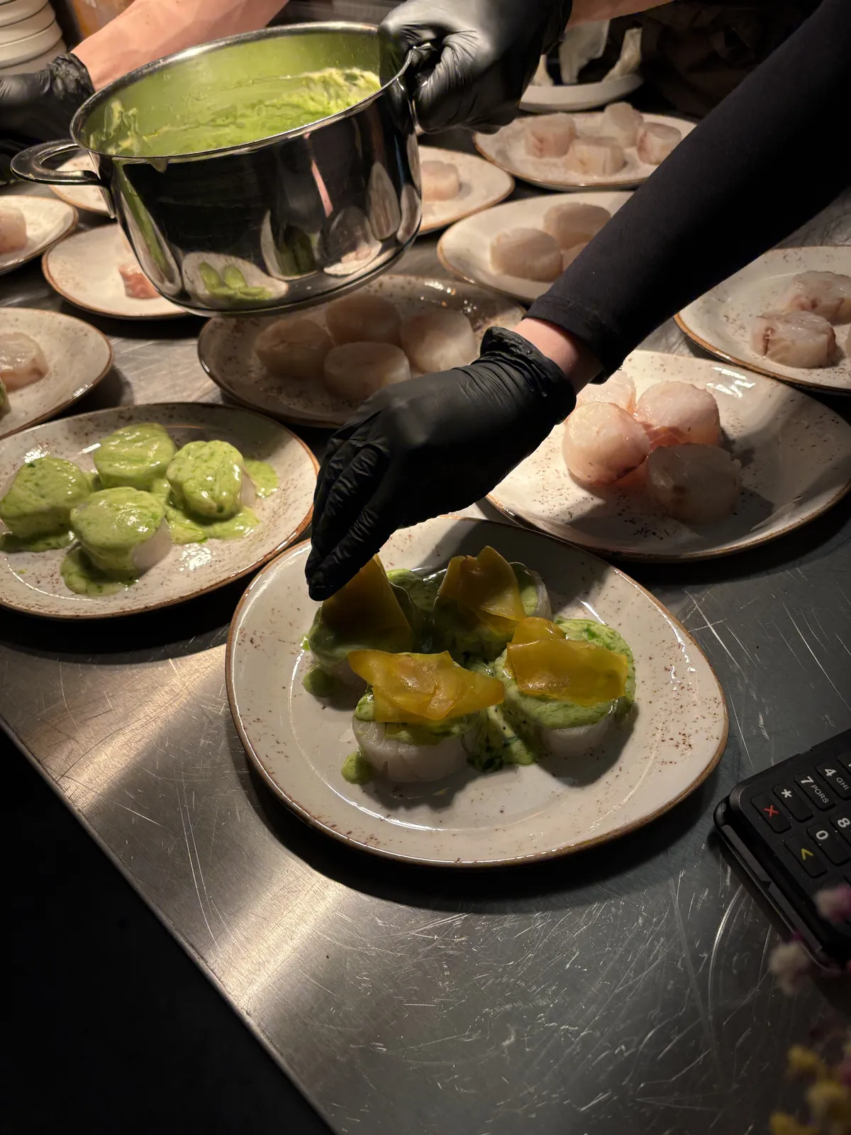 Anretning av kamskjell og mango