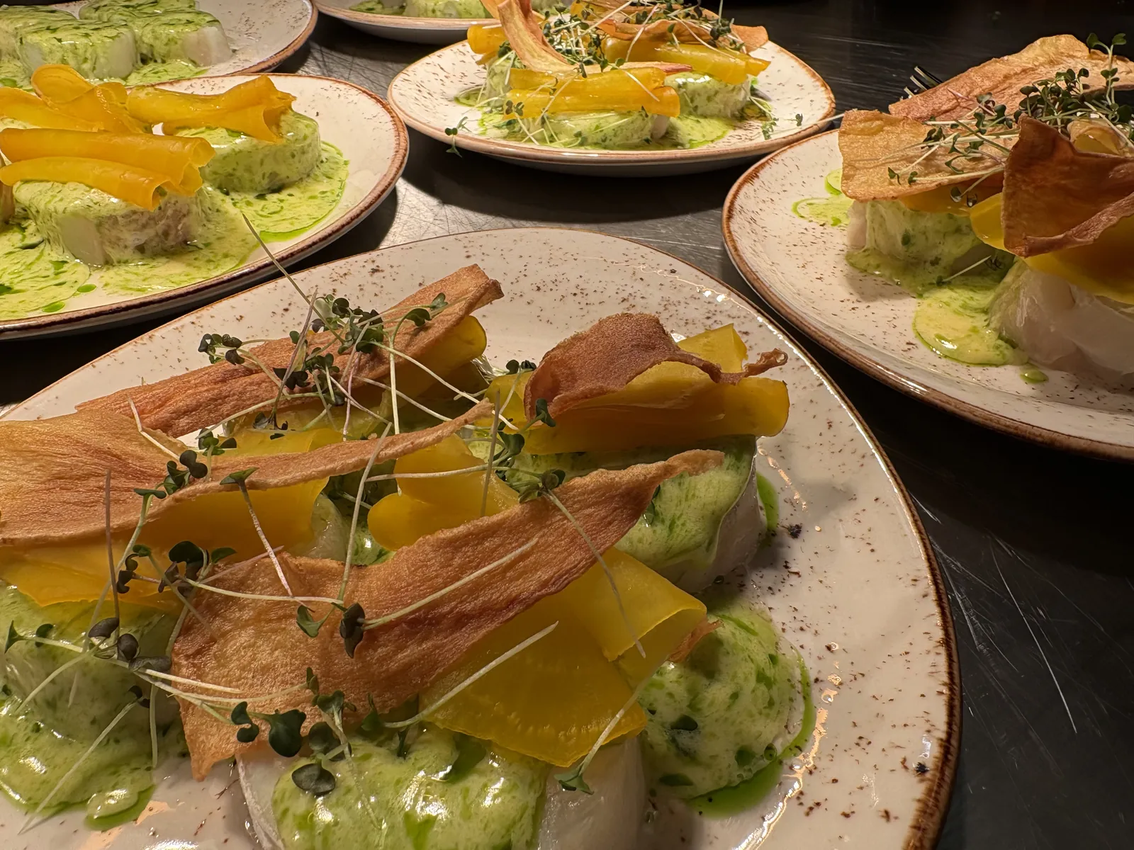 Fiskerett med blomst og karse