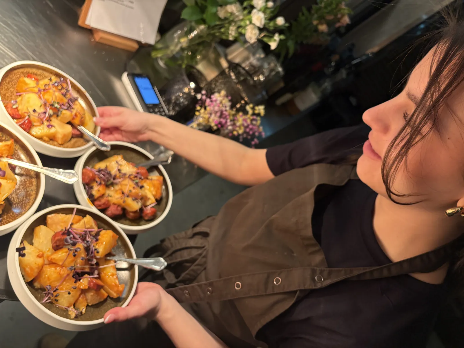 Kokk serverer desserter i skål