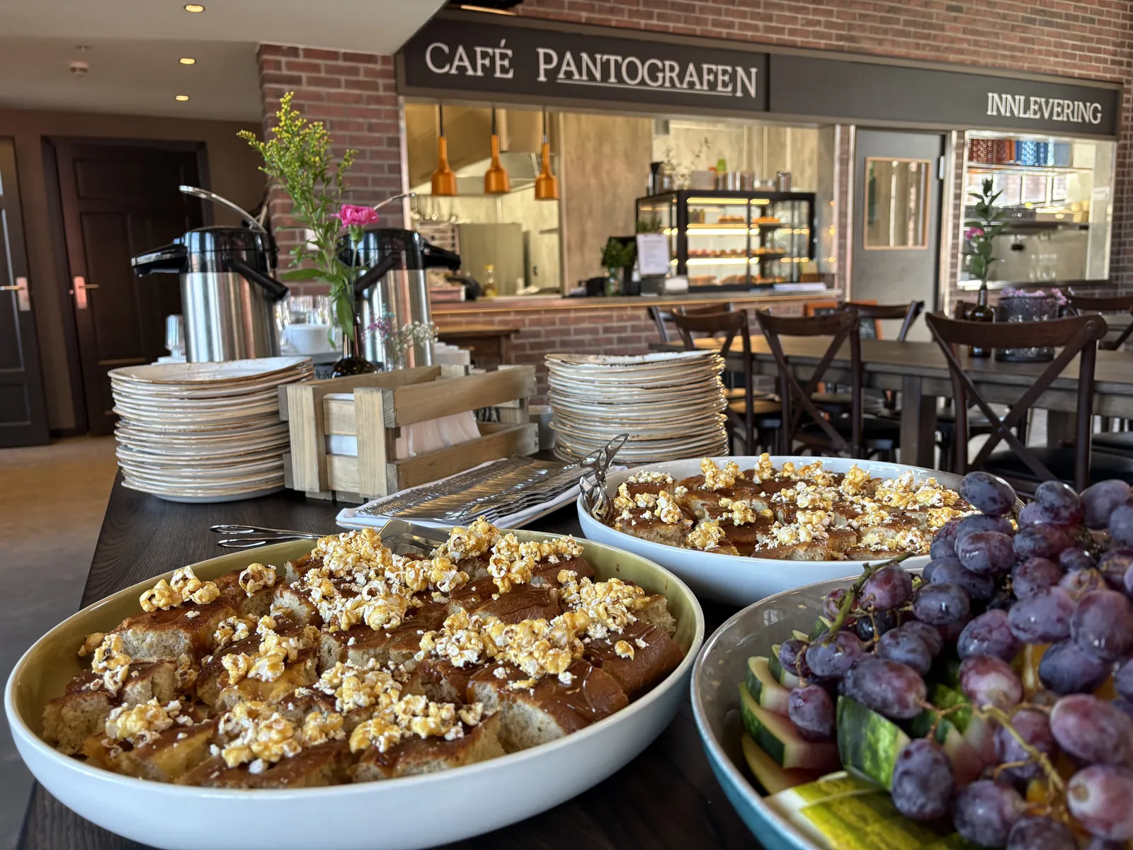 Buffetbord med utsikt mot disken