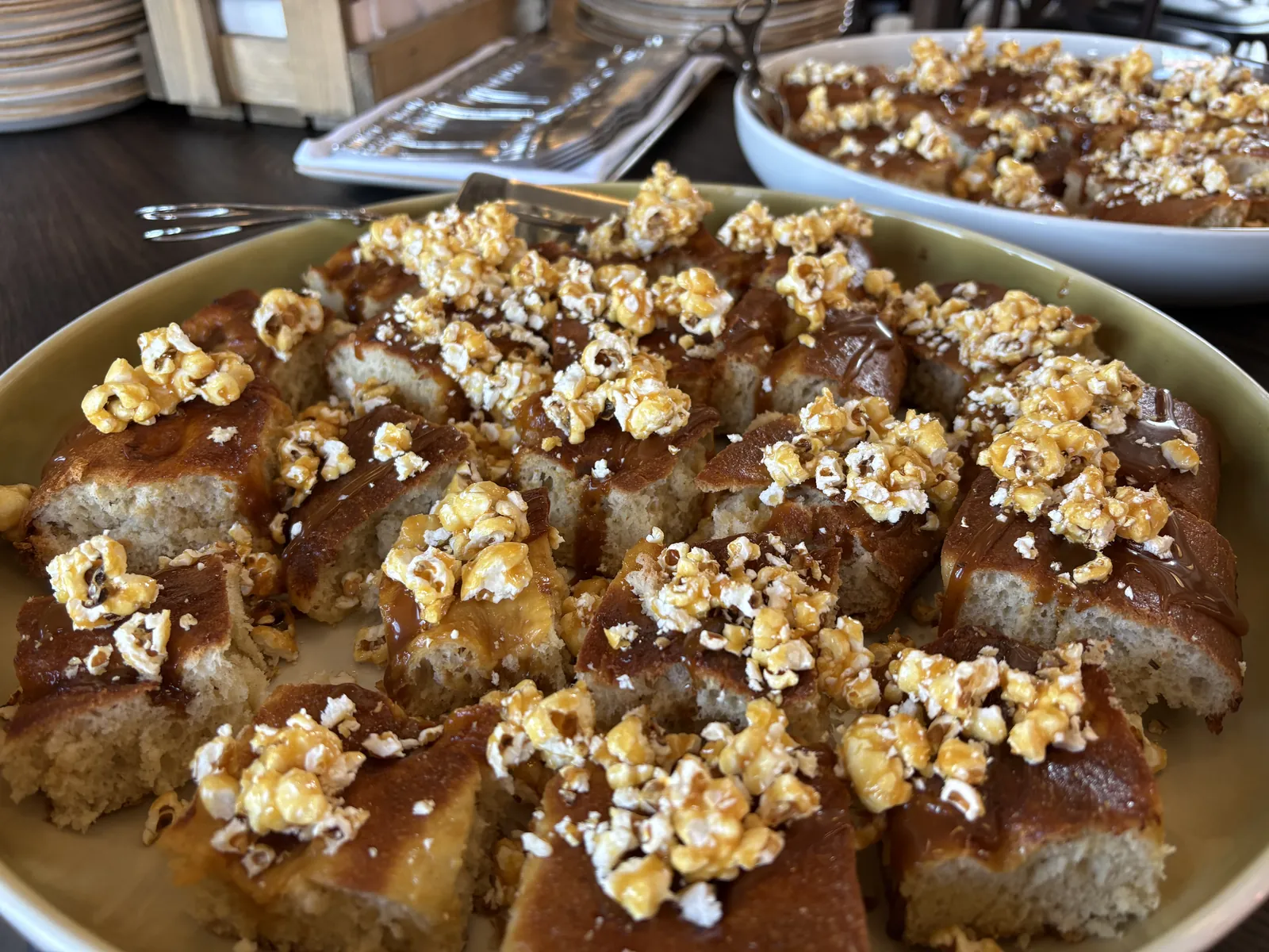 Saftig kake med popcorntopping