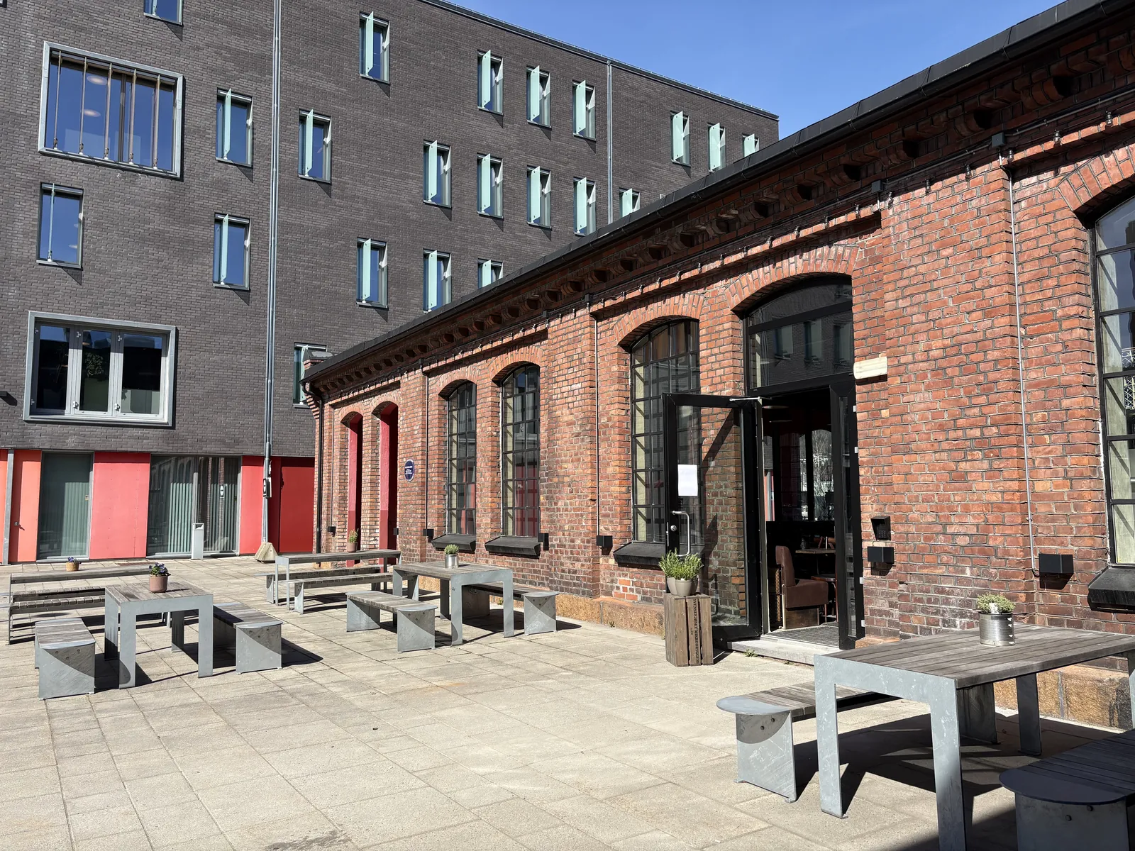 Teglsteinsfasade med uteområde